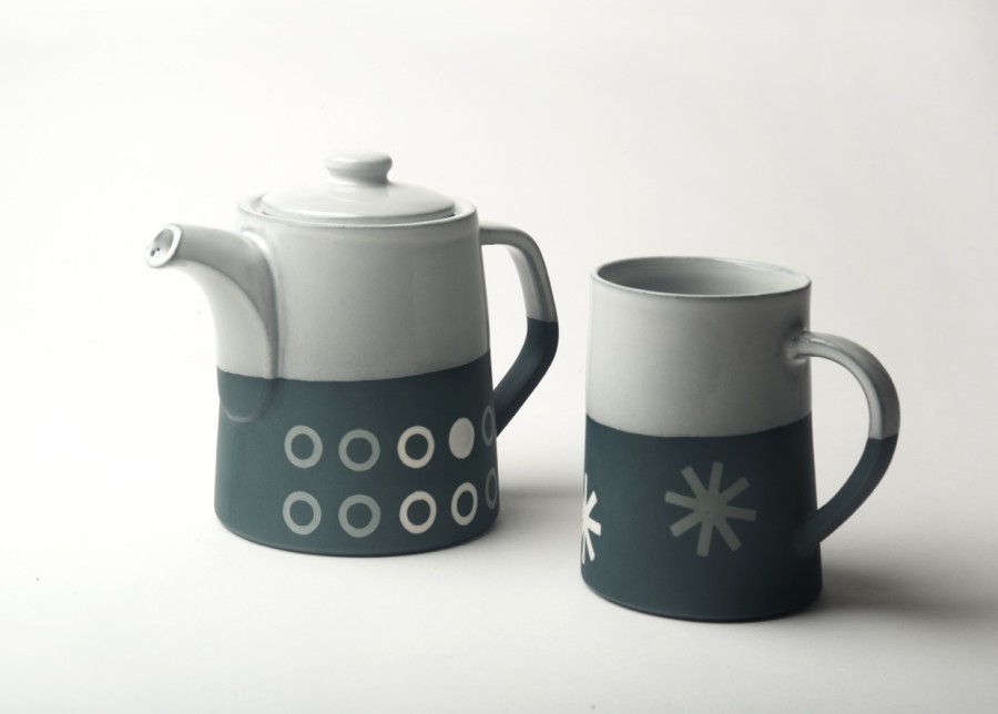 Graphic T-Pot (2 mug): 'Circles'. dark Blue/white glaze top
